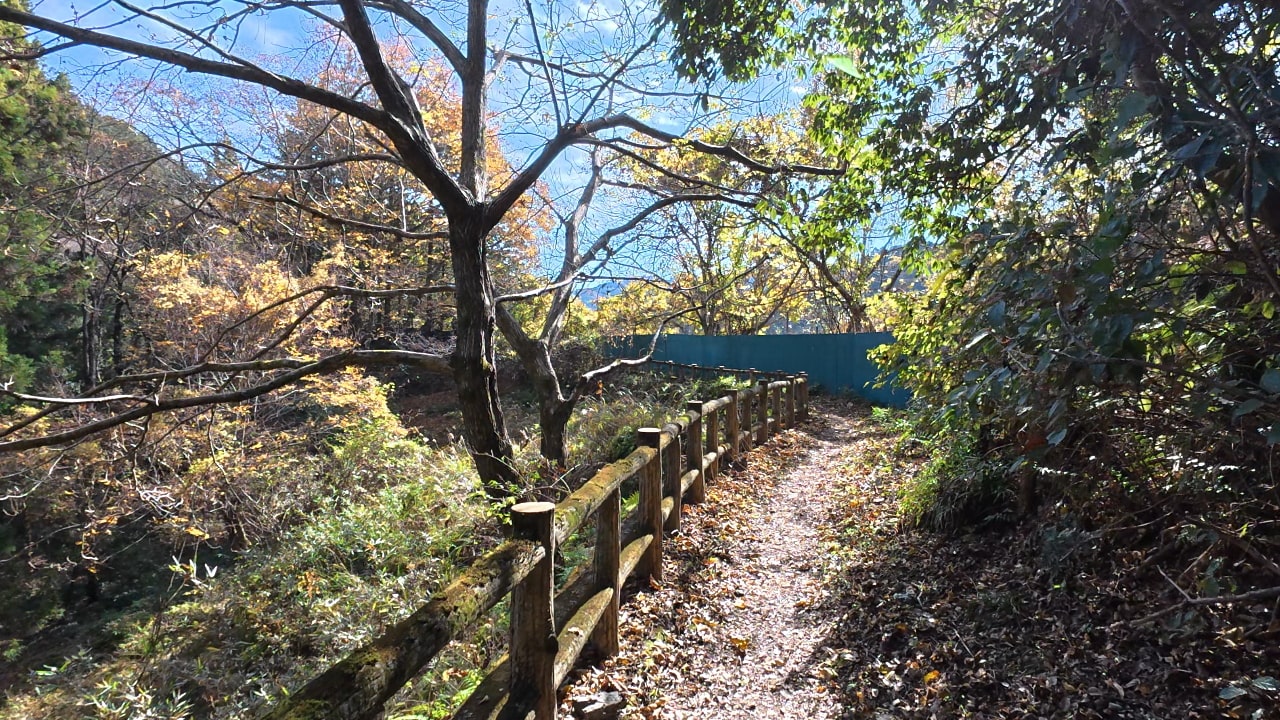 もうすぐハイキングコースの出口