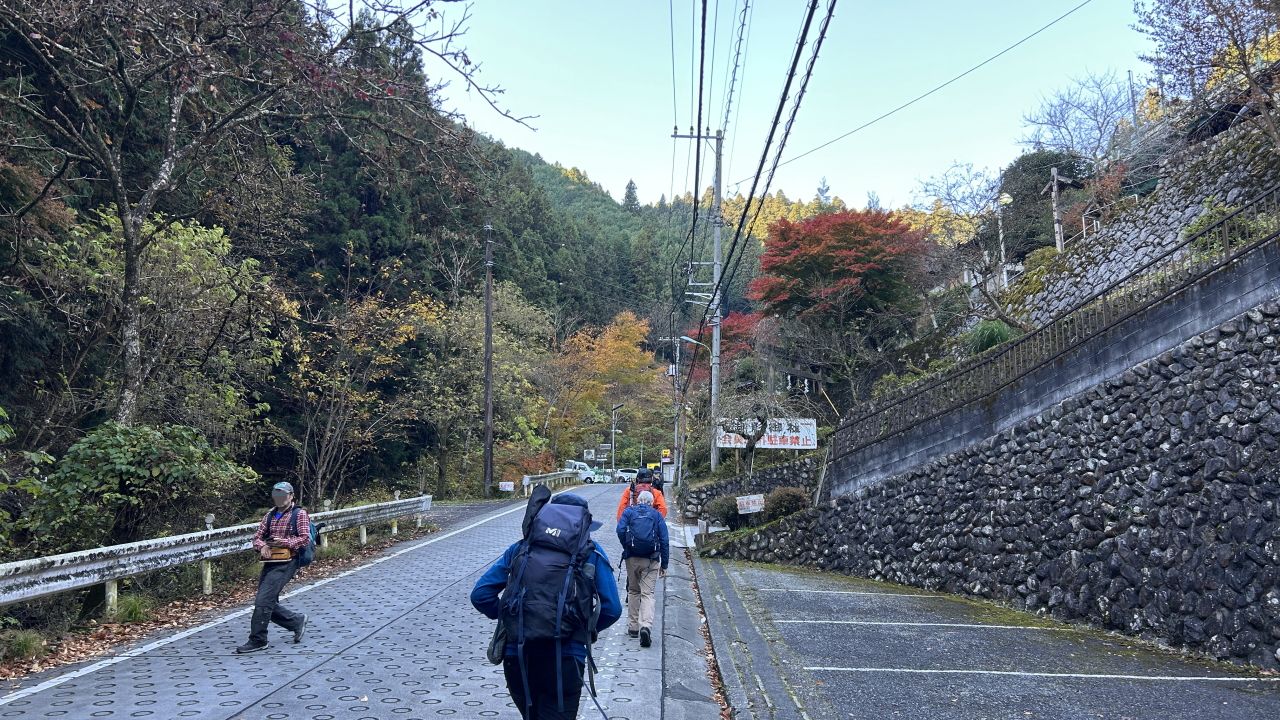 御岳ケーブル下のバス停からケーブルカー滝本駅まで歩く