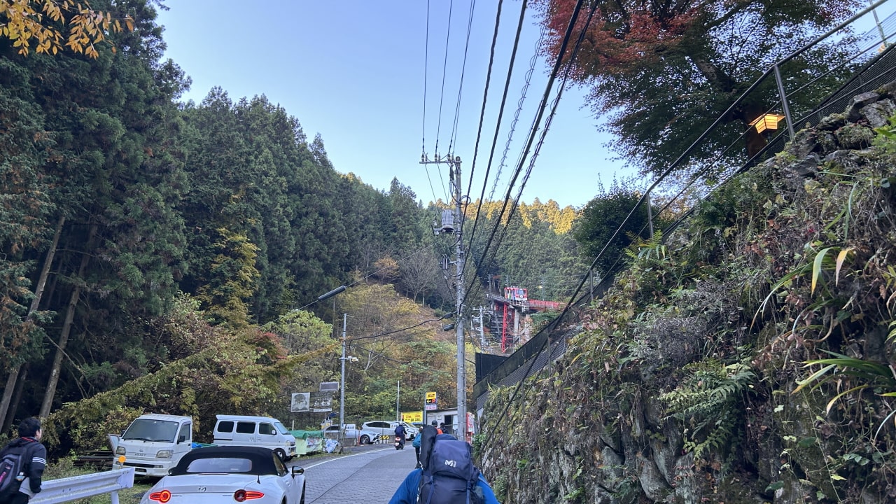 御岳ケーブル下のバス停からケーブルカー滝本駅まで歩く