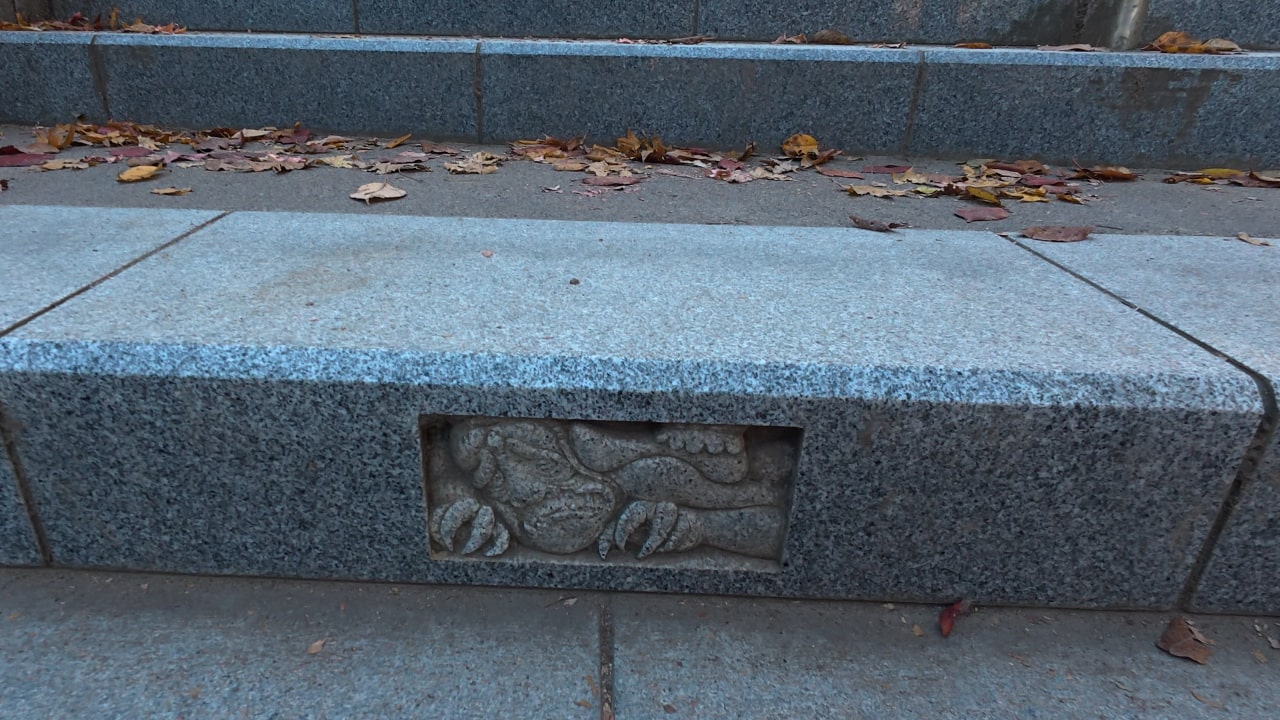 石段に挟まれた人?