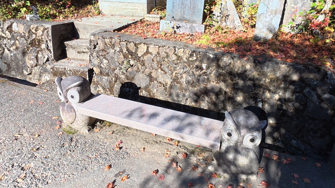 フクロウのベンチ