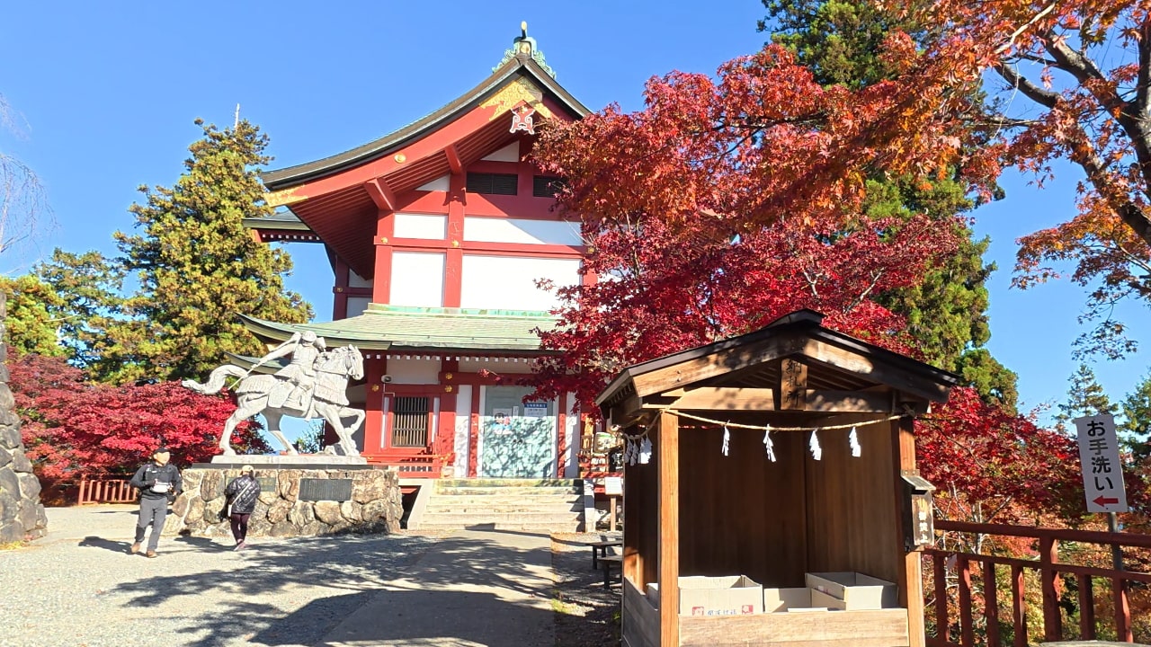 拝殿の下にある宝物殿と、畠山重忠の銅像