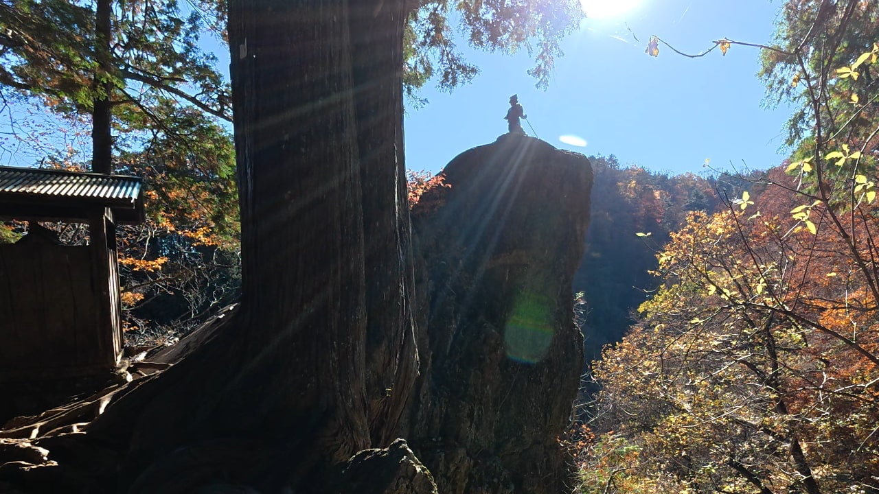 天狗岩の上の天狗像