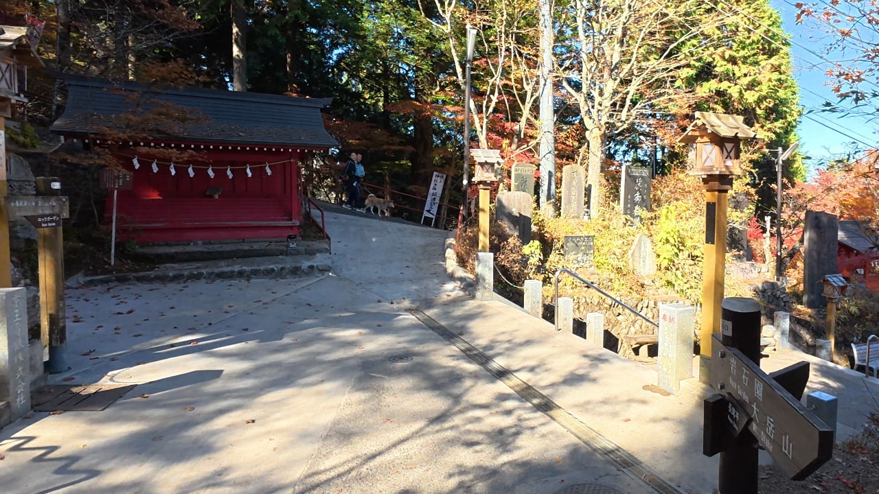 武蔵御嶽神社の参道と合流