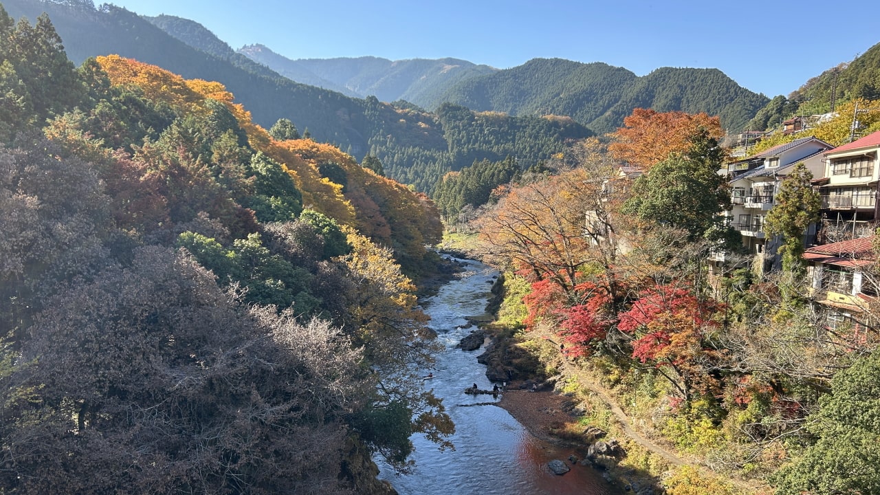 御岳駅前の橋から。