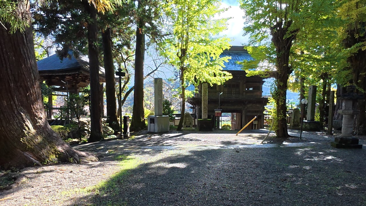 大悲願寺の山門と鐘